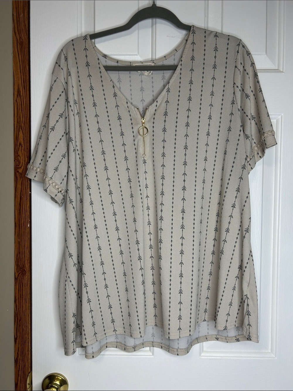 Flower & Feathers Short Sleeve Tee in Beige with Zip Detail